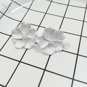 white flower pearl earring