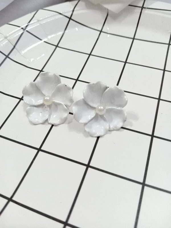 white flower pearl earring